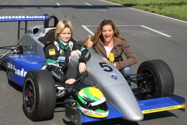 Bild: Jackie Weiss gibt Vollgas für den TV Sender RTL in der MotorsportArena Oschersleben